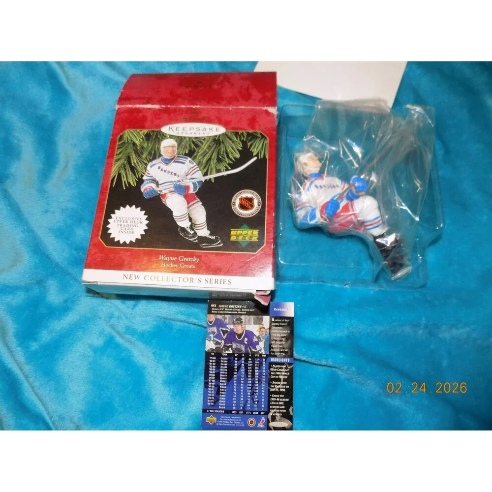 VIntage 1997 Hallmark Keepsake Ornament Wayne Gretzky Upper Deck Trading Card